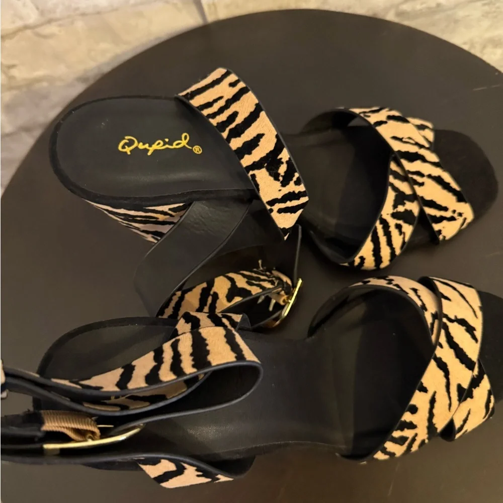 NWOB Qupid Black and Tan Animal Print Block Heels Sz 6